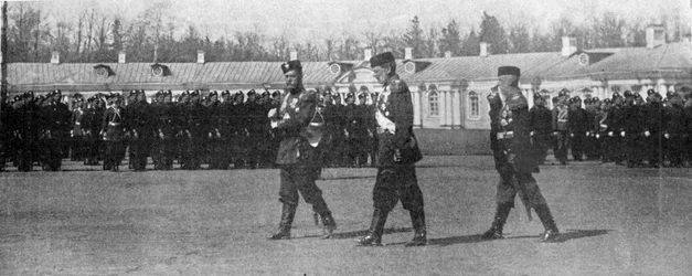 Car a velkovévoda Michajlovič na přehlídce v Petrohradě, ilustrace z Krále, 25. května 1901