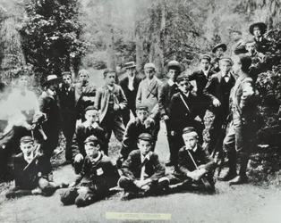 První školní cesta London School Board. Děti z Bell Road Higher Grade School, Peckham navštěvují důl ve Forest of Dean, 1896