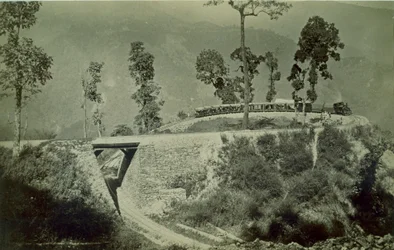 Smyčka v Agony Point v Tindharia na Darjeeling Himalayan Railway, 80. léta 19. století (tisk alba)