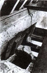 Kněží skrývající díru ve schodišti v Sawston Hall navrženou a vyrobenou jezuitským mučedníkem a světcem Nicholasem Owenem kolem roku 1935
