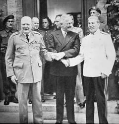 Winston Churchill (1874-1965), prezident Truman (1884-1972) a Josif Stalin (1879-1953) si podávají ruce na Postupimské konferenci, červenec 1945