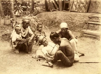 Tetovaný muž Shan, 1890 (sépiová fotografie)