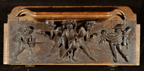 Poškozený misericord zobrazující tři muže bojující s dýkami a meči, New College Chapel, Oxford, konec 14. století (dřevo)