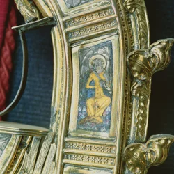 Anděl hrající na flétnu, detail z crozieru Williama z Wykehamu (asi 1320-1404) (stříbrné zlacení a champleve smalt) (viz 205100-32)