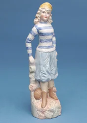 Bisque figurka fotbalistky v modrobílé pruhované soupravě, cca 1890 (keramika)