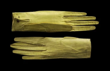 Zářivě žluté rukavice na zápěstí. c.1820 (kůže z dětské kůže)
