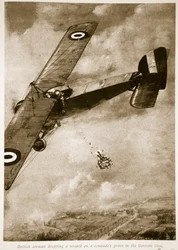 Britský letec kladoucí věnec na hrob kamaráda v německých liniích, 1914-19
