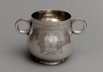 Pohár s velkým břichem a tlustým litým okrajem a párem ucha s volským okem, 1675 (stříbrný)