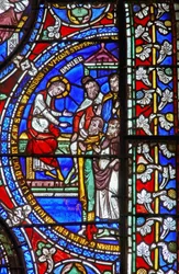 Detail z jednoho z biblických oken zobrazujících Daniela a starší