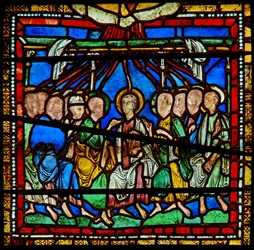 Detail z východního okna kaple Nejsvětější Trojice zobrazující Letnice