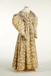Šaty s potiskem květin a větví na krémové tkané látce s mřížkovým vzorem ve vazbě, cca 1830-35 (bavlna)