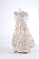 Večerní šaty, 1829 (hedvábí a strojově tkaná gáza)