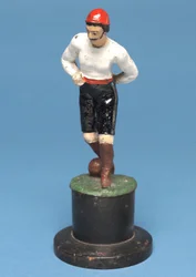 Fotbalista s míčem u nohy (ručně malovaný kov)