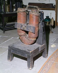 Obří elektromagnet patřící Michaelu Faradayovi (1791-1867), kolem roku 1850