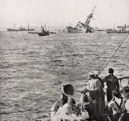 HMS Majestic se potopí 27. května 1915 z „The War Illustrated Album deLuxe“, vydaného v Londýně, 1916