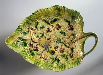 Miska ve tvaru listu zdobená vinnou révou a exotickým ptactvem, 1760-70 (keramika)