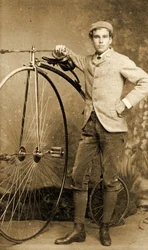 Muž stojící vedle svého vysokého kola, kolem 1890
