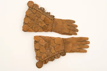 Pánské pancéřové rukavice, cca 1600-50 (těžká hnědá kůže)