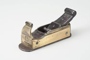Pokosové letadlo, 1739 (červený bronz, ocel a palisandr)