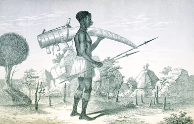 Domorodec nesoucí zdobený slonovinový sloní kel z Jezerních oblastí střední Afriky od Richarda F. Burtona (1821-90), 1860