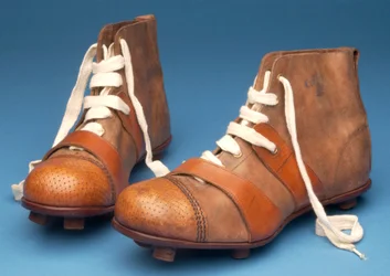 Pár speciálních bot Cup Final s proutěným vzorem vyraženým na špičkách, cca 1910 (kůže)
