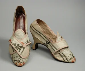 Pár dámských bot, cca 1780 (brokátový hedvábný taft, kůže, len)