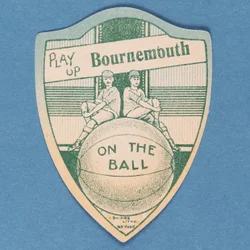 Karta Play Up Bournemouth, Baines ve tvaru štítu a dva fotbalisté sedící na vrcholu velkého fotbalového míče, 1888-89
