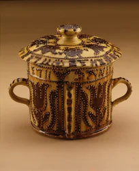 Hrnec Posset s poklicí, 1711 (slipware)