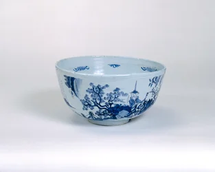 Mísa na děrovač, možná vyrobená v Brislingtonu, kolem 1675-1700 (cínem glazovaná kamenina)