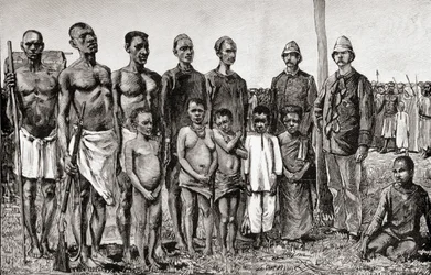 Pygmejští domorodci ve srovnání s anglickými důstojníky, Súdánci a Zanzibaři, 1890 (dřevoryt)