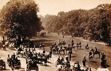 Rotten Row, cca 1880 (sépiová fotografie)