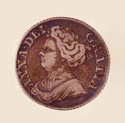 Stříbrný anglický groš, vláda královny Anny Stuartovny (Anny Velké Británie) (1665-1714) 1712. Diam. 2,5 cm Neapol, museo archeologico