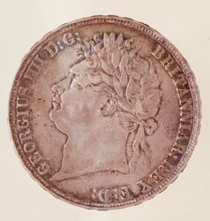 Stříbrná anglická koruna, vláda krále Jiřího IV (1820-1830). Průměr 3,7 cm Neapol, museo archeologico