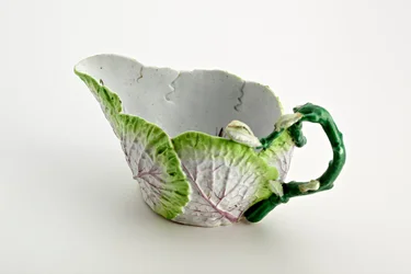 Staffordshire omáčka vyrobená z lisovaných listů a držadla větvičky, c. 1749-60 (porcelán)