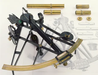 Desetipalcový sextant, pravděpodobně od George Adamse (1750-95), signovaný obchodníkem Williamem Healerem (1763-1815) (mosaz s původní oxidovanou povrchovou úpravou)