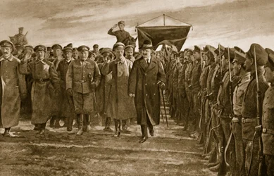 Trockij, ruský bolševický válečný komisař, při inspekci pluku Letců, kteří tvořili elitu Rudé armády, 1914-19