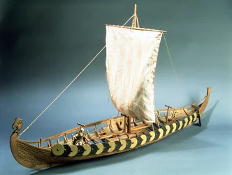 Oplachtěný model vikingské lodi nalezené v Gokstadu v Norsku roku 1880