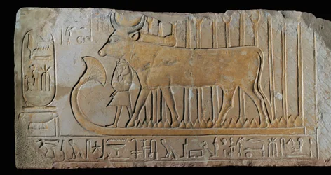 Hathor chrání Amenofise I. ...
