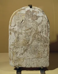 Faraon Ramses II. bije vězně. Stéla věnovaná ...
