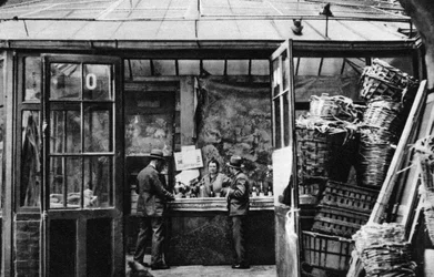 Bar ve čtvrti Central Market, Paříž, 1931.
