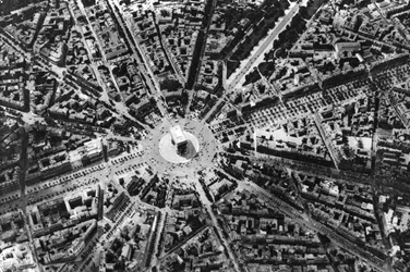 Pohled z ptačí perspektivy na Place de LEtoile a Arc de Triomphe, Paříž, 1931