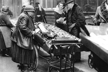 Typický prodejce ovoce, Paříž, 1931.