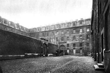 Nádvoří ženské věznice Saint Lazare, Paříž, 1931.