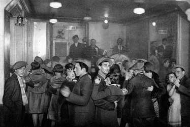 Interiér bal-musette, Paříž, 1931.