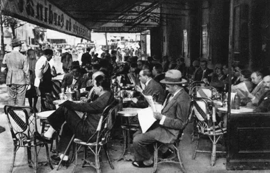 Lidé v kavárně na chodníku, Paříž, 1931.