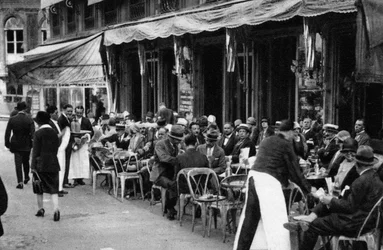 Lidé ve známé pařížské kavárně na chodníku, 1931