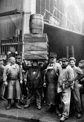 Porters na centrálním trhu, Paříž, 1931.