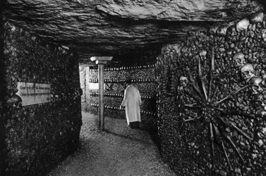 Katakomby, Paříž, 1931.