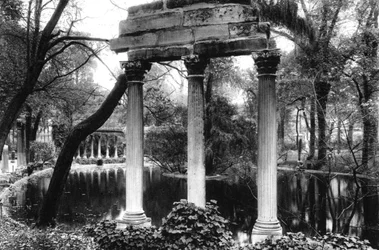 Korintské sloupy Naumachias, Parc Monceau, Paříž, 1931.