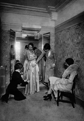 Zkouška šatů u skvělého švadlena, Paříž, 1931.